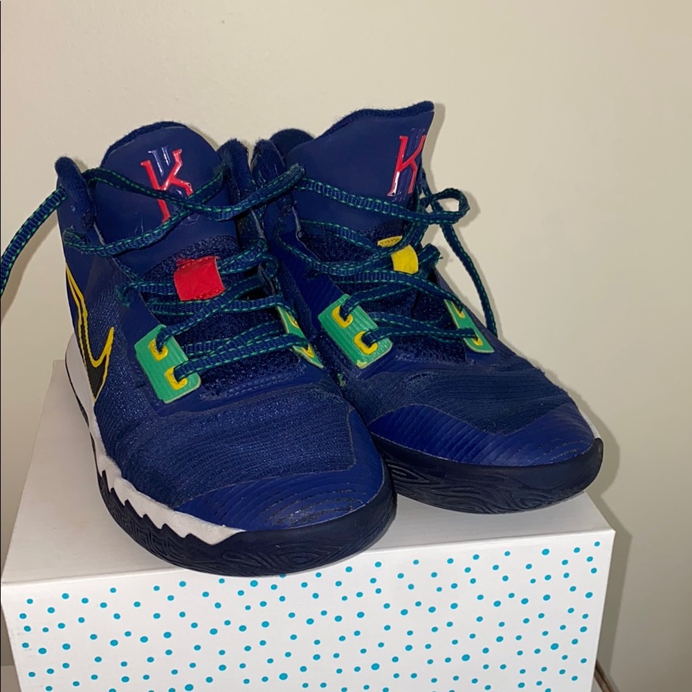 Boys Nike Kyrie Flytrap 4 Navy/Yellow Basketball Shoes Size 5.5Y